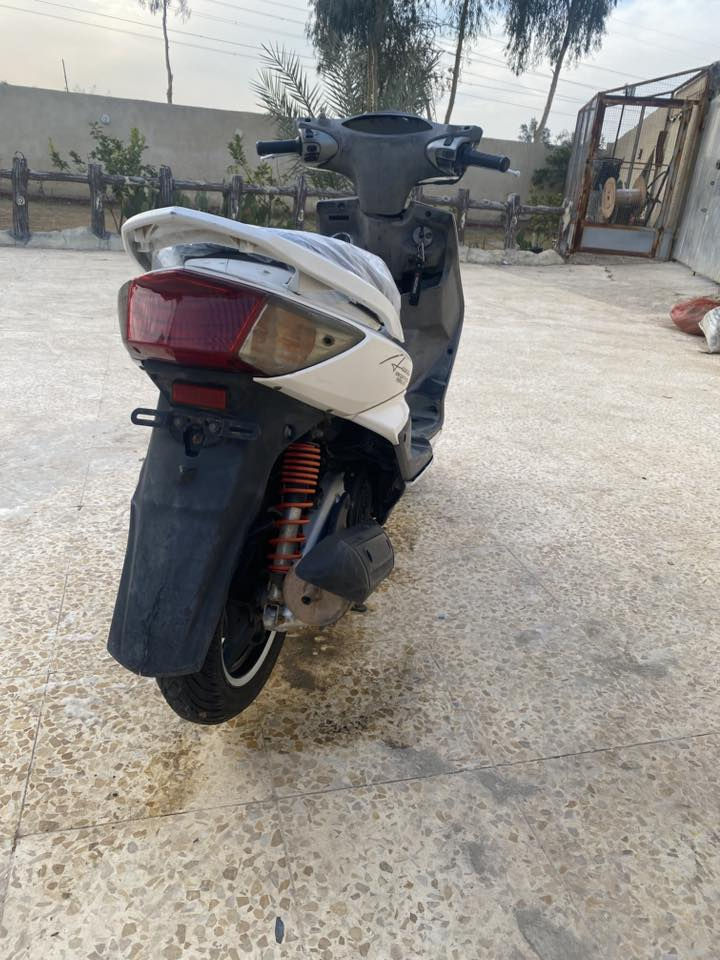 السلام عليكم دراجه سكنس فحل كابريتر للبيع السعر 850 وبيه مجال قليل  لادراجه جديده مال رنمبه المكان الشعب رقم هاتف ***********

