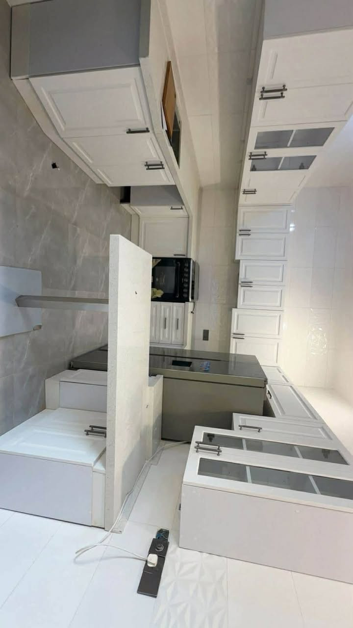 كاونتر جديد استعمال ثلاث اشهر ٨ أمتار ابيضّ  تفصال السطح كوارتز الأرجل تغليف ماتضهر
نضام ميز طعام 
سله بهارات 
 باب صواني 
جرار مقسم مال خواشيك وهاي سوالف 
سنك ابو التخته هذا الكولش زين 

مكان للطباخ  والثلاجه والغساله مال المواعين
بي ركن قهوه وهاي سوالف يعني فاترينه زجاج ام الاضائه سعر٣ مليون رقم الهاتف ***********
