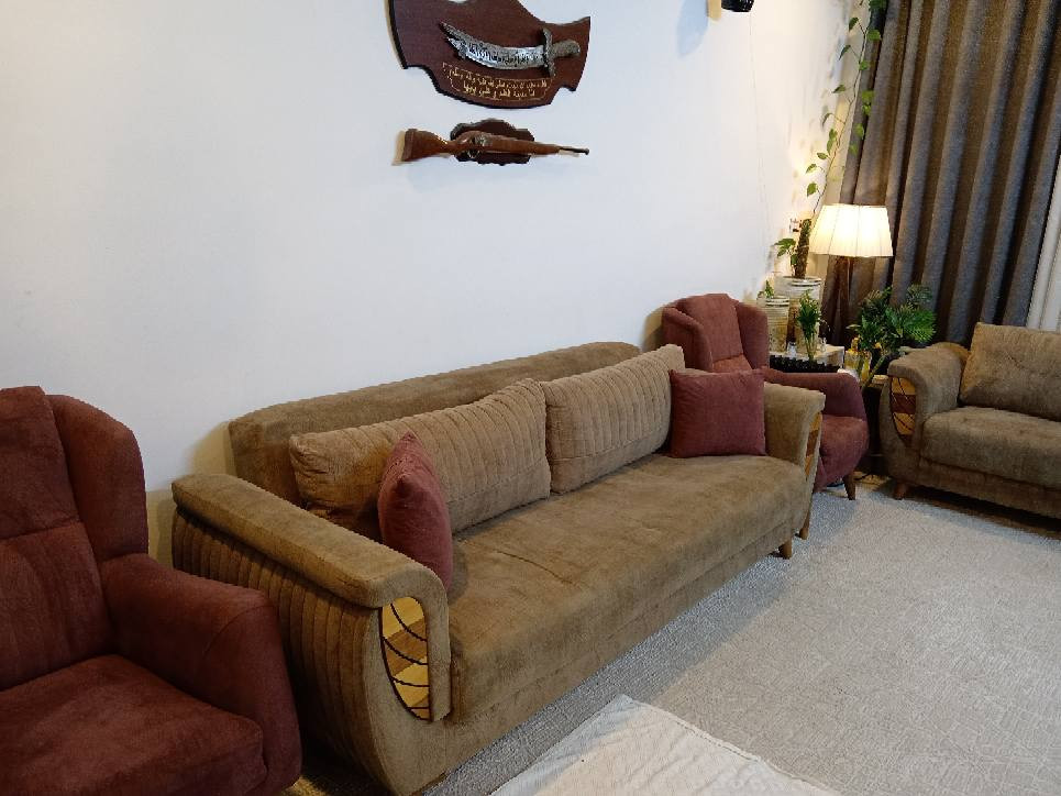 السلام عليكم
للبيع تخم تركي اصلي نظيف جدآ ١٠ مقاعد مخزن سرير هيكل حديد سبرنك ظهر والمقعد قماش وتر بروف للاستفسار الاتصال بالرقم *********** بغداد, العراق
