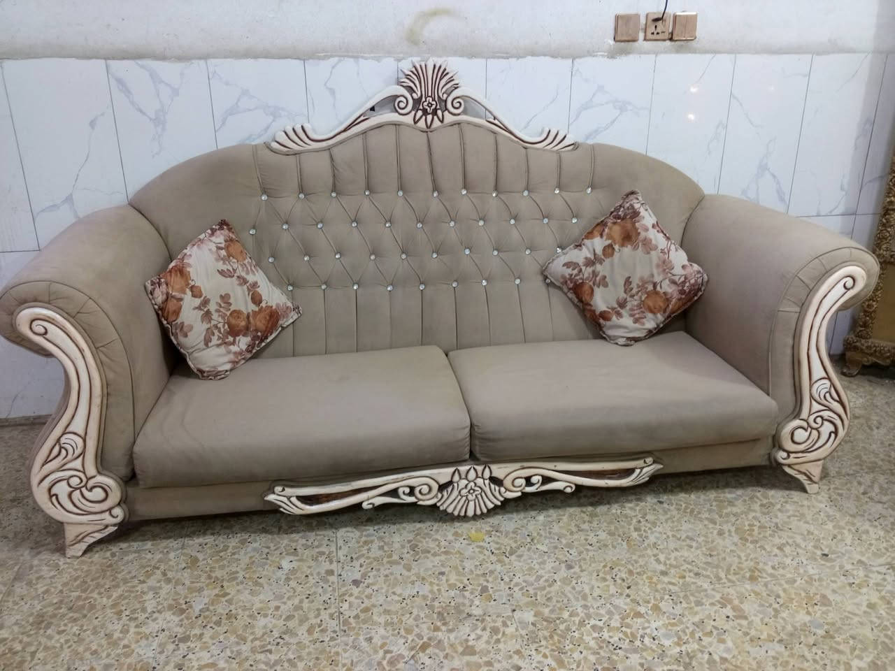 تخم تكمه نظيف جدا 8مقاعد ب290الف وبي مجال المكان الوشاش *********** يوجد توصيل بكروة يوجد واتس اب
