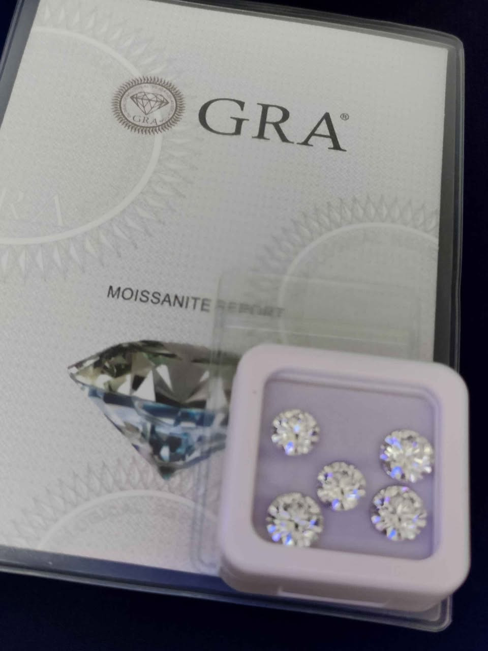 Pierre diamant moissanite 2 / 3 carat
- Taille : round
- Couleur : white
- Clarité : VVS1
- Dimension : 8mm / 9 mm
- Certificat : GRA ✅ برج البحري, الدار البيضاء


**إذا كنت صاحب هذا الإعلان وتريد حذفه لأي سبب، رجاءا أرسل رسالة إلى الدعم الفني**