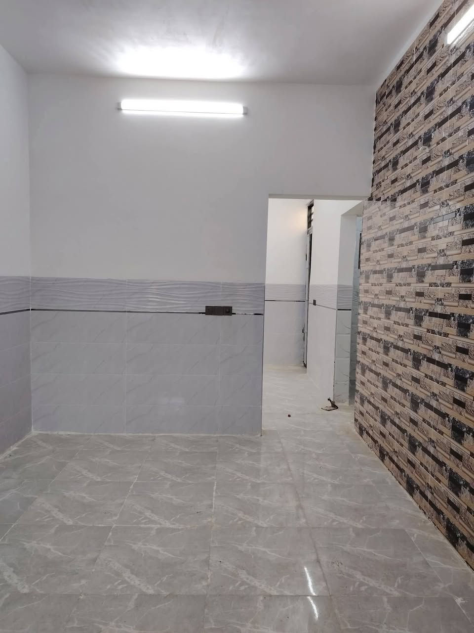 بيت للإيجار حي الانتصار شارع ٦٠ خلف المركز مساحة ١١٠ أمتار يتكون من غرفتين وهول واستقبال ومطبخ ومشتملات وبيتونه فول فول
ملاحضه شارع البيت ترابي وتعبان 
سعر الإيجار 200 ألف قفل قفل  للتواصل
***********
