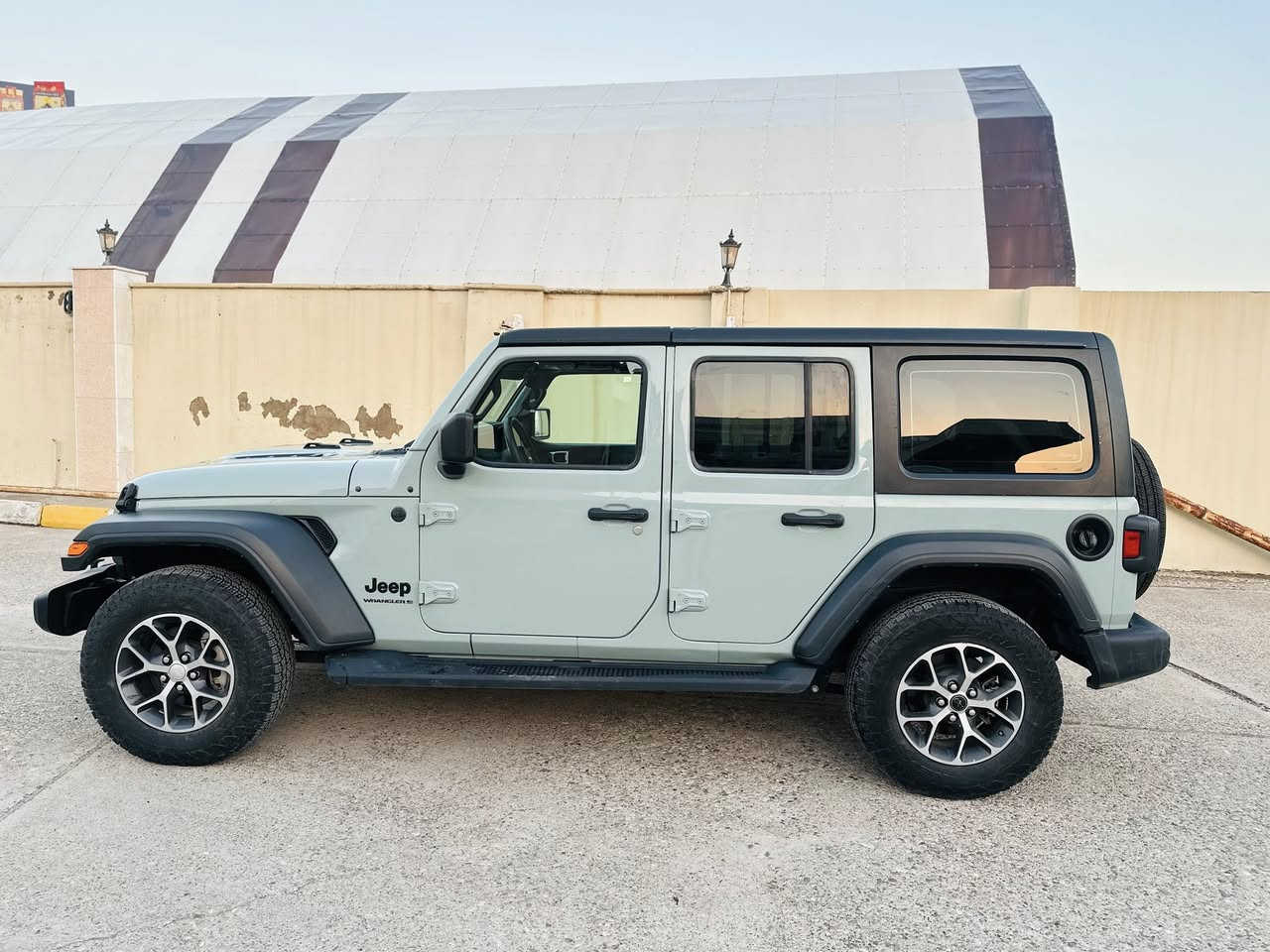 Jeep -Wrangler
موديل:2024
محرك:4توربو 
مصفات سبورت s
جملغ بوليندصبغ
شاشة جبيرة
ماشي 26الف 
سيارة رقم كاتي شرط ترقيم 
مكان سيارة عقرة
سعر(235)ورقة
رقم واتساب؛***********
