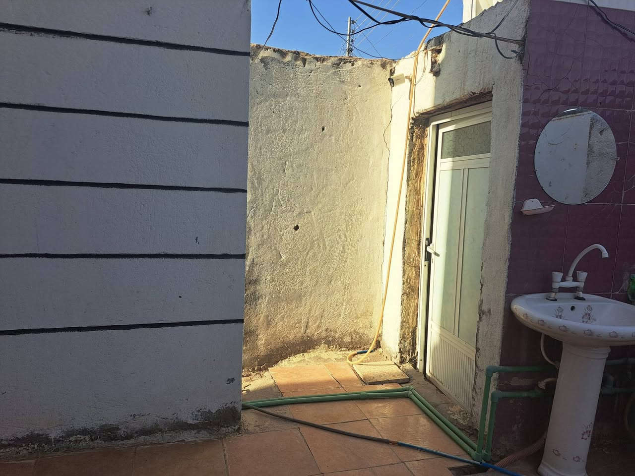 بيت للبيع بحاوي العباس يتكون من غرفتين وصاله كبيره وديوانيه ومطبخ وحمام وصحيات بره السعر ٣٠وبيه مجال والمساحة ٢٠٠متر ***********
