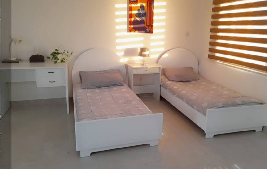 دار للبيع في حي الجهاد الامانة شارع عرض ١٥ متر مع رصيف ٤ متر المساحة ١١٠ متر طابو صرف بناء حديث منفصل نقص واجه فقط للاستفسار ***********
