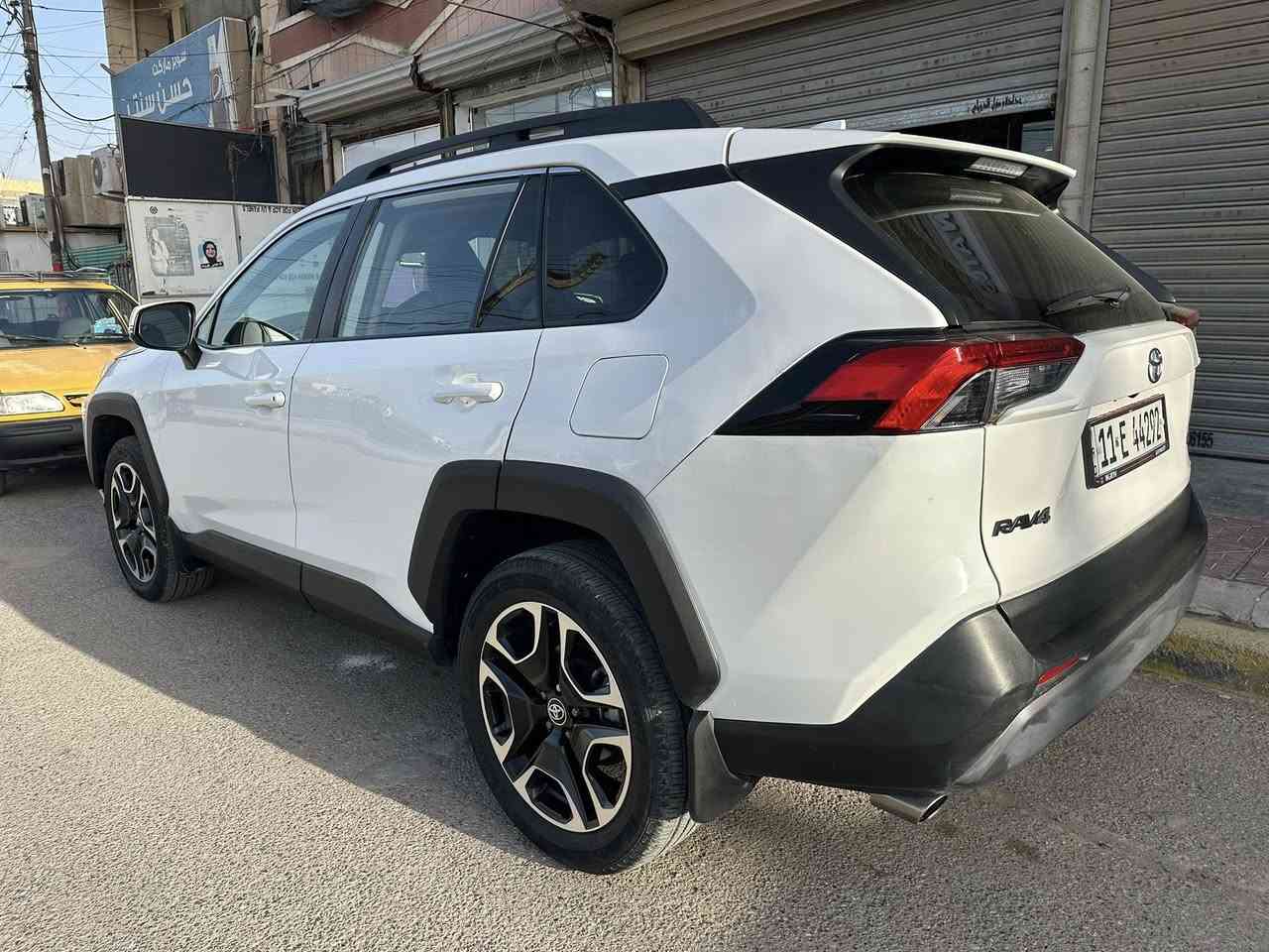 السلام عليكم
راف فور ٢٠٢٣ 
حادث خفيف خلفي  
البجم كبس جاملغ خلفي وشويه من البابتين صبغ سبب شخوط
كراسي جلد وكهرباء ماشيه ٣٥ 
العنوان بغداد
***********
