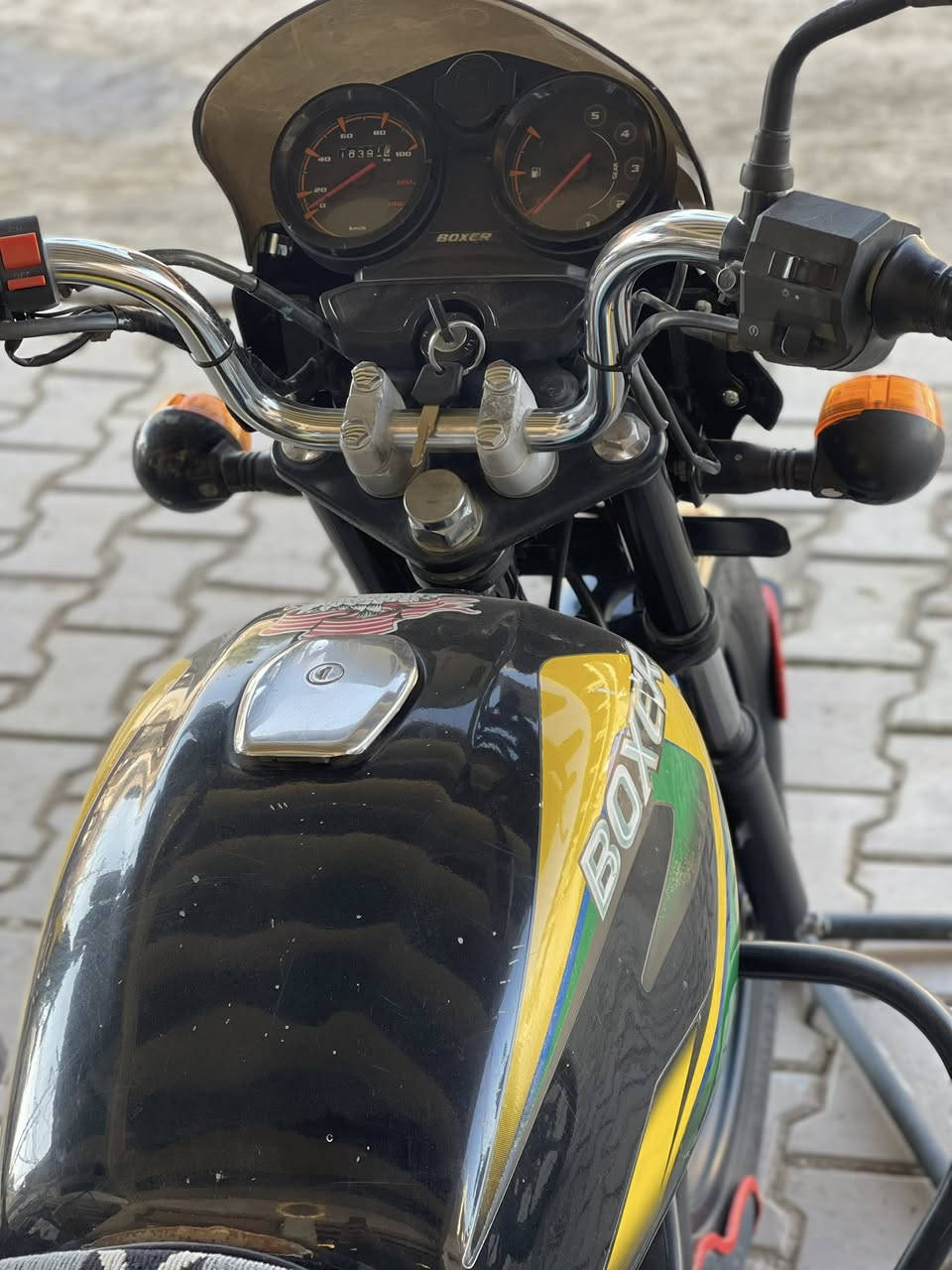 يالله السلام عليكم ورحمة الله وبركاته تحية طيبة 🫡
دراجة بوكسر للبيع  او مراوس موديل 2021 كاملة والكمال لله
كل نقص مابيها جيب فيتر وفحص محرك 150 سي سي شرط برغي مامفتوح بيها رقم ديالى سنويه ولوحات  دبل سويج عداد نمر شغال بانزين شغال اشاير بلوجكتر درع لون مميز 🖤

سعر 1900 وبيها مجال للطيبين 💎

عنوان ديالى الخالص قرب فلكة مصطفى جواد 📍

واتساب ***********

اتصال ***********

#الجميع
