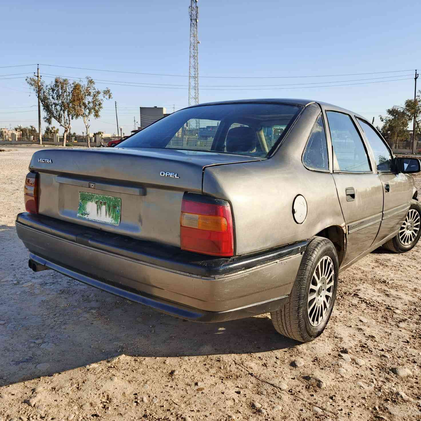 فكتره حجم 18 موديل 1991
سنويه أخضر 
وكاله من وكيل تحويل من شرعي
محرك كير شرط
مصبوغه جماليه
سعر 28 بي مجال
***********
مكاني تلعفر
