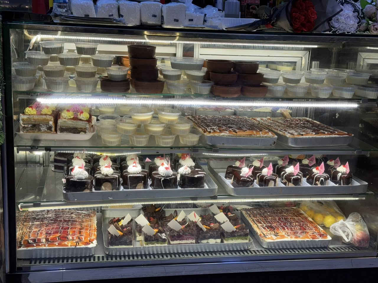 عارضه كيك تركي
نظام ايطالي و ماطور ايطالي و بيلادي 
نضافته فوول 
قياس 1.5 عرض و طول 1.5 
4رفوف  مسافه کبیر 
رفوف متحركه 
و ليد و مترب 
سعره 6و نص و بيها مجال 
مكان كركوك 
***********
***********
