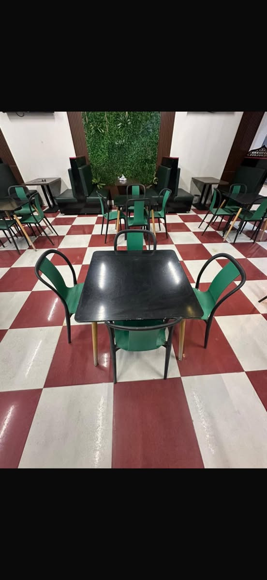 كراسي 4 و طاوله  البيع
 سعر 150الف 
التواصل ***********
