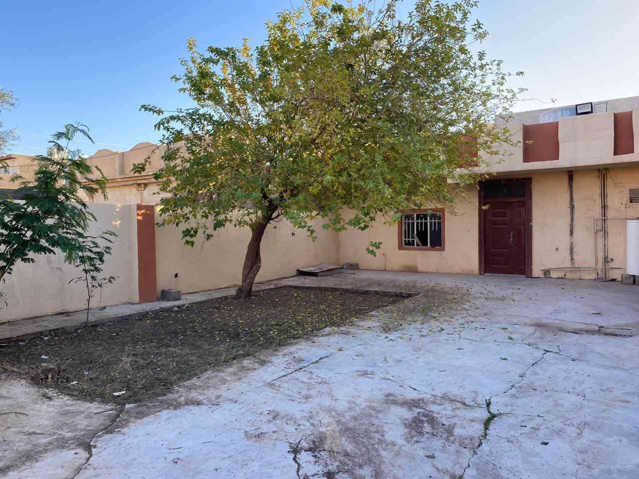 بيت للبيع مساحة ٢٥٠

غرفتين وهول ومطبخ وحمام 
والتواليت برة البيت 
والدرج خارجي 
المساحه ٢٥٠ 
واجهه ١٠ متر والعمق ٢٥ متر
(طابو صرف) والواجهه في مو شمس 
ماكو عليها ديون كهرباء او ماي

حي شرطه :فرع جامع الشهيد 

استفسار : ***********
