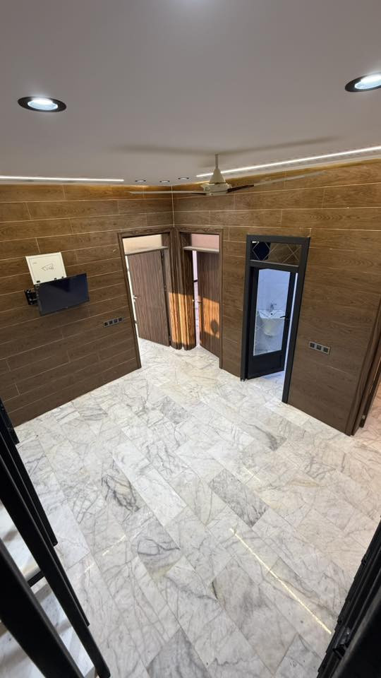 بيت للبيع 🏛️

📍 العنوان : ام الخيل الرابعة ، على شارع بعرض 20 م 
الدار ركن ✅ وواجهته الدار على شارع عريض ايضاً 

📈 المساحة : 165 م واجهه 10 م والنزال 16،50 م 

يتكون من :
- غرف نوم عدد 5
- صالة معيشة عدد 2
- دورات مياه عدد 5
- مطبخ
- استقبال

⚠️ السعر : 270 مليون قابل للتفاوض 

☎️ للاستفسار اكثر اتصل على : ***********

أو

📍 زيارة مكتبنا الكائن في : خدمي الجزائر ، مقابل تقاطع سايدين ام الخيل

📤 مكتب أحمد صبري لاستثمار العقاري
