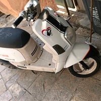 دراجة سكوتر أنيقة للبيع باللون الأبيض مزينة برسمة قلب وجدارية باللون ا...