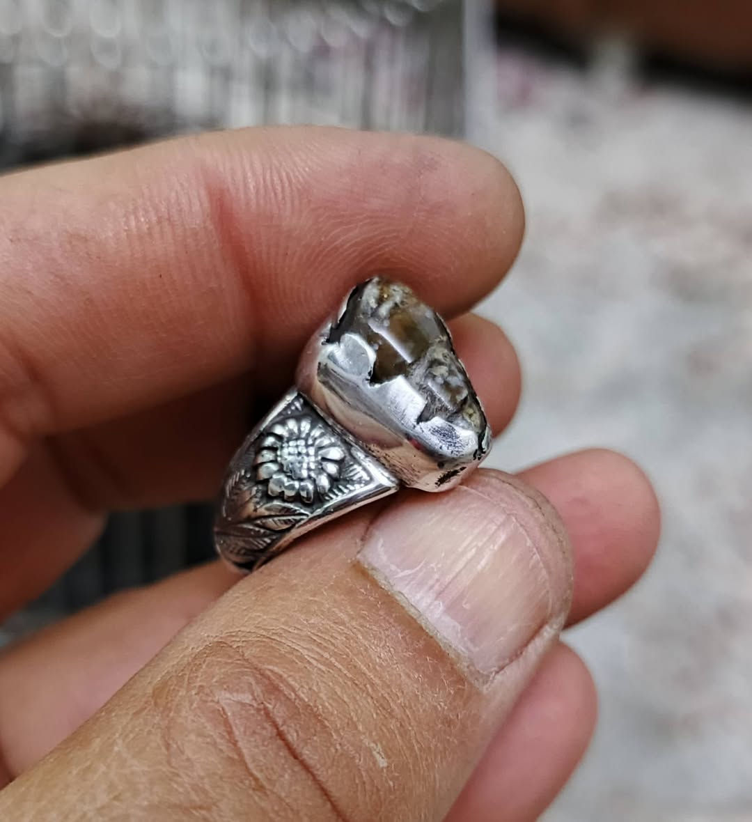 لوي شفاف صياغة يدوية ٦٠ . الف 
بغداد حي النصر 
***********
