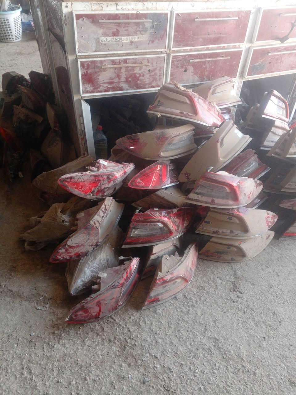 بك لايت ازيرا موديل 2018 سعره قطعه 50 الف اصلي تفصيخ
مجمع عادل البديري لعنوان الديوانيه حي الصناعي 
للتوصل ***********
يوجد توصيل جميع المحافضات
