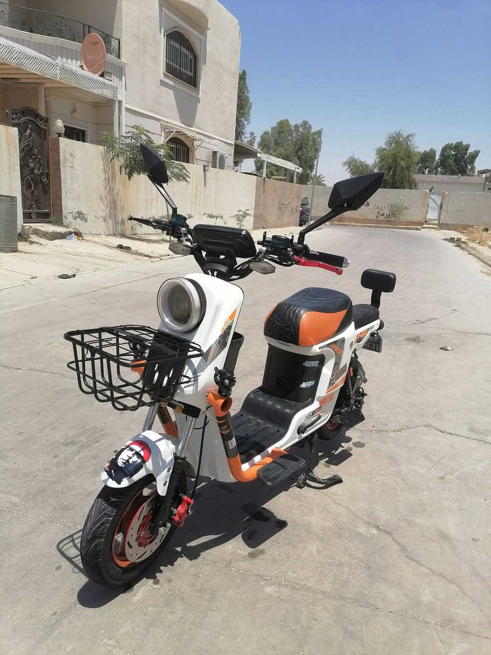 ‏H900 للبيع
‏ملف 15000
‏4 تبديلات
سرعة 99
‏بومات شركه
‏ملف ، عقل ، شاشه ، اشاير ، دبلات ، (شرط)
‏السعر 500 وبي مجال 
الهاتف: ***********
