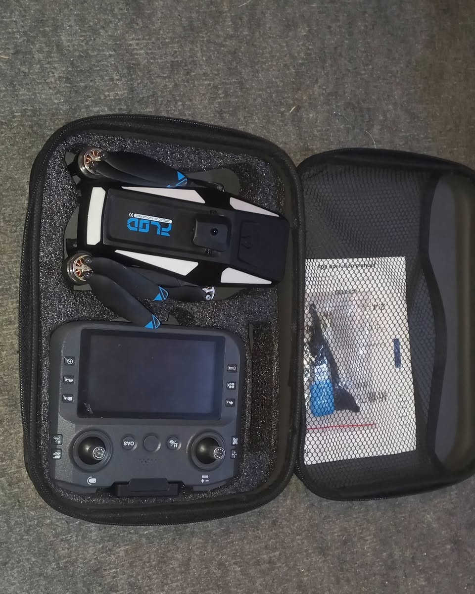 🚁 درون S5HP للتصوير الجوي — شبه جديد للبيع
🔥 فرصة ممتازة لعشاق التصوير والطائرات المسيرة!

أعرض للبيع درون S5HP Intelligent Aerial Photography Drone بحالة ممتازة جداً، استخدام خفيف، كامل الملحقات داخل حقيبة مخصصة للحماية.

📦 محتويات العلبة:
✅ الطائرة الدرون S5HP
✅ جهاز التحكم بشاشة مدمجة (لا يحتاج موبايل)
✅ بطارية عدد 2 🔋🔋
✅ شاحن
✅ مراوح احتياط
✅ كتيب التعليمات
✅ حقيبة حمل وحماية أصلية

📸 المواصفات والمميزات:
✨ كاميرا تصوير جوية عالية الدقة HD
✨ بث مباشر للصورة على شاشة التحكم
✨ جهاز تحكم بشاشة مدمجة (سهولة استخدام بدون هاتف)
✨ نظام تثبيت للطيران أكثر استقراراً
✨ إقلاع وهبوط بزر واحد
✨ خاصية الحفاظ على الارتفاع (Altitude Hold)
✨ وضع Headless Mode لسهولة القيادة للمبتدئين
✨ دوران 360° وحركات استعراضية
✨ إضاءة LED ملونة للطيران الليلي
✨ تصميم قابل للطي — سهل الحمل والتنقل
✨ مناسبة للمبتدئين والمحترفين

🔋 البطارية ووقت الطيران:
🔹 عدد البطاريات: 2 بطارية
🔹 مدة الطيران: تقريباً 15–20 دقيقة لكل بطارية (حسب الاستخدام والهواء)
🔹 وقت الشحن: حوالي 60–90 دقيقة

🎮 مدى التحكم:
📡 مدى تحكم يصل تقريباً إلى 80–120 متر (حسب المنطقة وعدم وجود تشويش).

✅ حالة الجهاز:
✔️ نظيف جداً
✔️ يعمل بدون أي مشاكل
✔️ جاهز للطيران مباشرة

💰 السعر: _____100. الف_____.  السعر قابل للنقاش للجاد فقط.
📍 المكان: ____بغداد ___يوجد توصيل___
📩 للتواصل خاص أو مراسله واتساب فقط.  ***********
