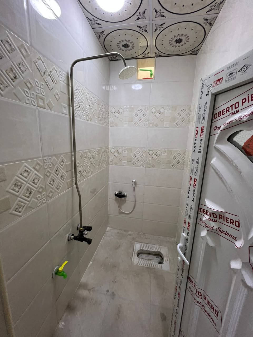 يا الله يتوفر بيت مساحه100 متر لليجار السقف سندويج العنوان الجزيره منطقت الريان يتكون البيت من غرفتين وديوانيه ومطبخ وصحيات داخليه وخارجيه 250 قفل للستفسار 
***********
