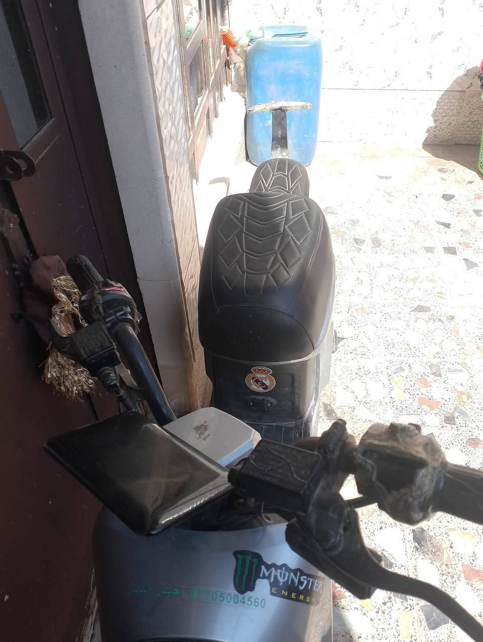 السلام عليكم دراجه للبيع ار 9 متروكه صارلها 8 تيام كلشي ما بيها باتريات قبل يومين بدلتلهه دراجه ما ماشيه بس عوزهه جملغات زوج الدراجه خير من الله قيم واخذ بس لحد يكسر بسعرهه اخذتهه 550 اني قيم واخذ المكان بغداد الشعب متواجد فيس رقم ***********
