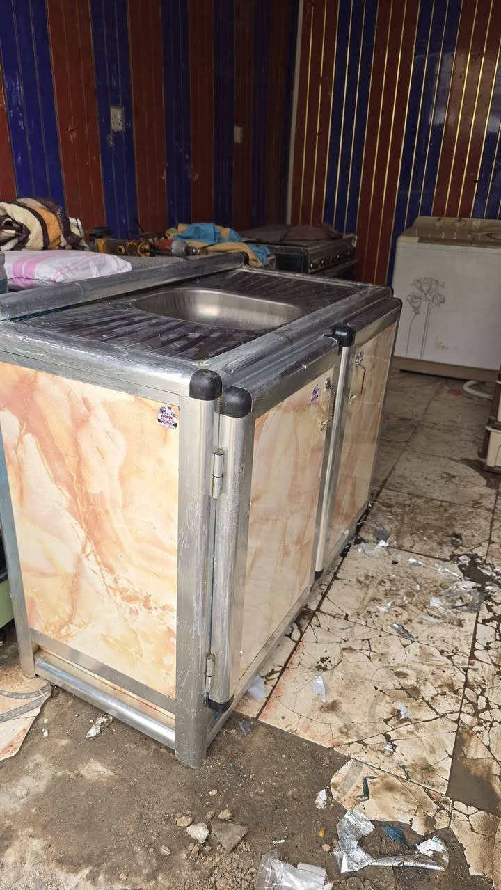 من رخصه الأدمن كاونتر سنك متر او٢٠ نظيف اخو الجديد سعره ٧٥الف الشراي يتصل *********** ***********
