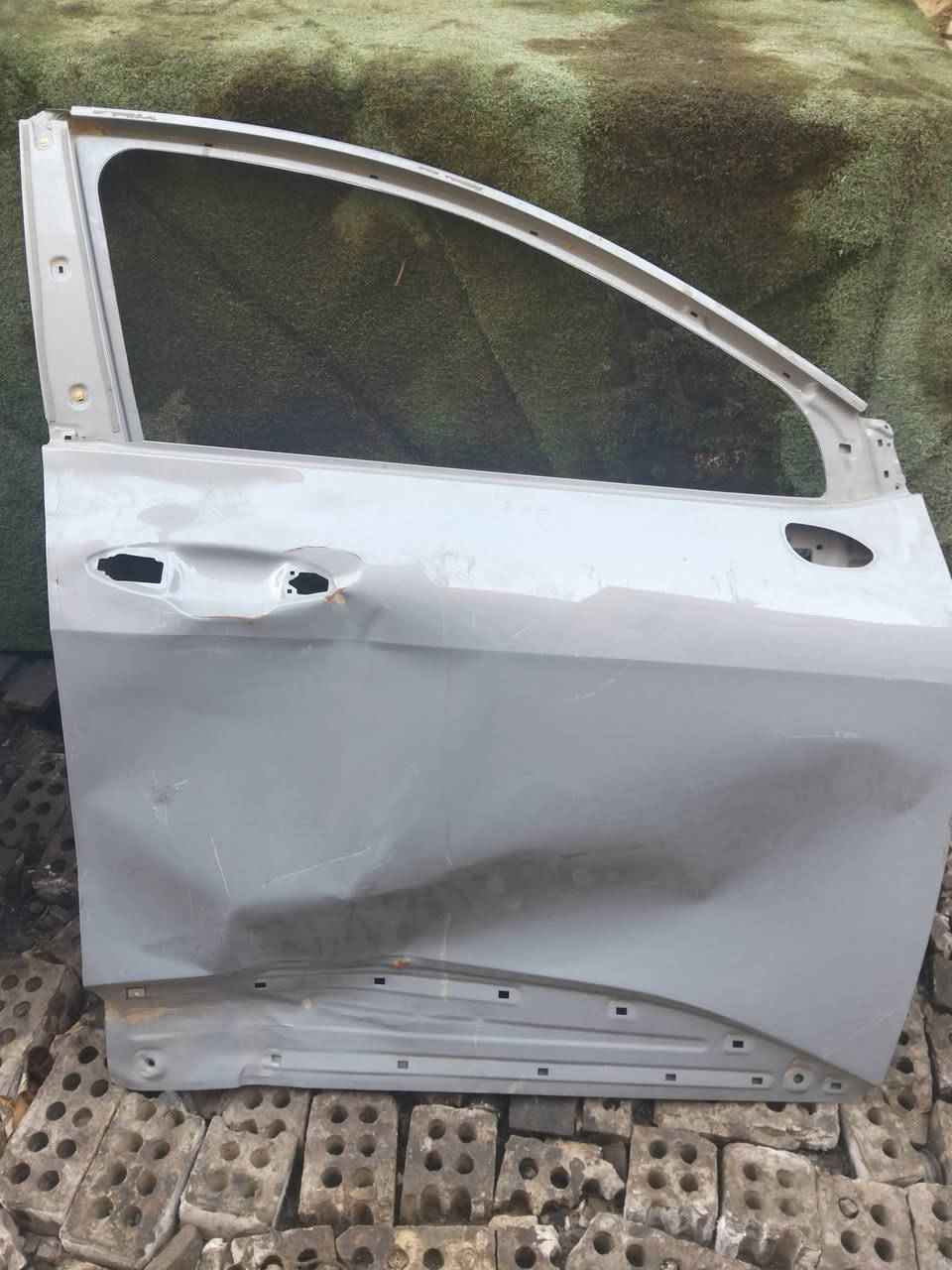 السلام عليكم 
بيبان ثنين لون سمنتي سيارة سبورتج أمريكي 23 صفحة اليمنى وجادر تفصال ياباني للبيع 
***********
