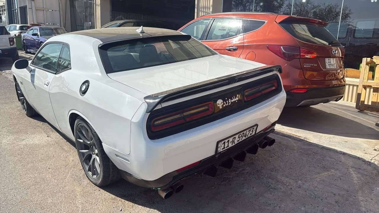 سلام عليكم بيع او مراوس كلشي يرهم 

دوج جالنجر سكات باك . Scat Pack

Dodge Challenger (Scat Pack🐝)

الموديل :2017 . (امريكي)

المحرك : SRT . V8 . 6.4L .

العداد : 56mi

اللون : ابيض

المواصفات

1-شاشة كبيرة كار بلي

2-ويل كب نجمة حجم 20

3_كشنات جلد وشامو

4-سوبر تراك باك

5-حساس خلفي

كير مكينه اكسل كفالة من الفتح والتبخير

حادثها جاملغ خلفي  ❤️

(السياره صبغ جاملغين وبنيد تحديث)

بدون ايرباك

يعني ٤ قطع صبغ 

 هاتف  *********** 

السعر مناسب 145 وبيها مجال بسيط

مكاني بغداد  السيديه بغداد, العراق
