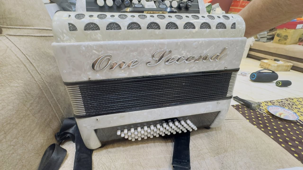 #أكورديون_زري
آلة موسيقية نفخية وإيقاعية . (Button Accordion)
الأكورديون من صنع "One Second" 
وتحديداً هذا النوع يسمى بايان (Bayan) أو أكورديون كرواتي
زرّي، لأن لوحة المفاتيح الجانبية تعتمد على الأزرار البيضاء والسوداء بدلاً من مفاتيح البيانو التقليدية.
الازرار—-
• الأزرار العلوية (البيضاء والسوداء): 
تُستخدم لعزف النوتات الموسيقية والألحان (الجانب الأيمن للمعزف).
• الأزرار السفلية الصغيرة: 
تُستخدم لعزف البيس (Bass) والمقامات المصاحبة لضبط الإيقاع الخلفي.

كارتون وياه فتحته حتى اصورة الكم
ما مستخدم الجهاز وما بيه اي خلل وضرر . 
مهتم ادخل خاص وانته قيم 
لان سعر الموقع ما نمشي عليه ما يفيدكم ❤️


**إذا كنت صاحب هذا الإعلان وتريد حذفه لأي سبب، رجاءا أرسل رسالة إلى الدعم الفني**