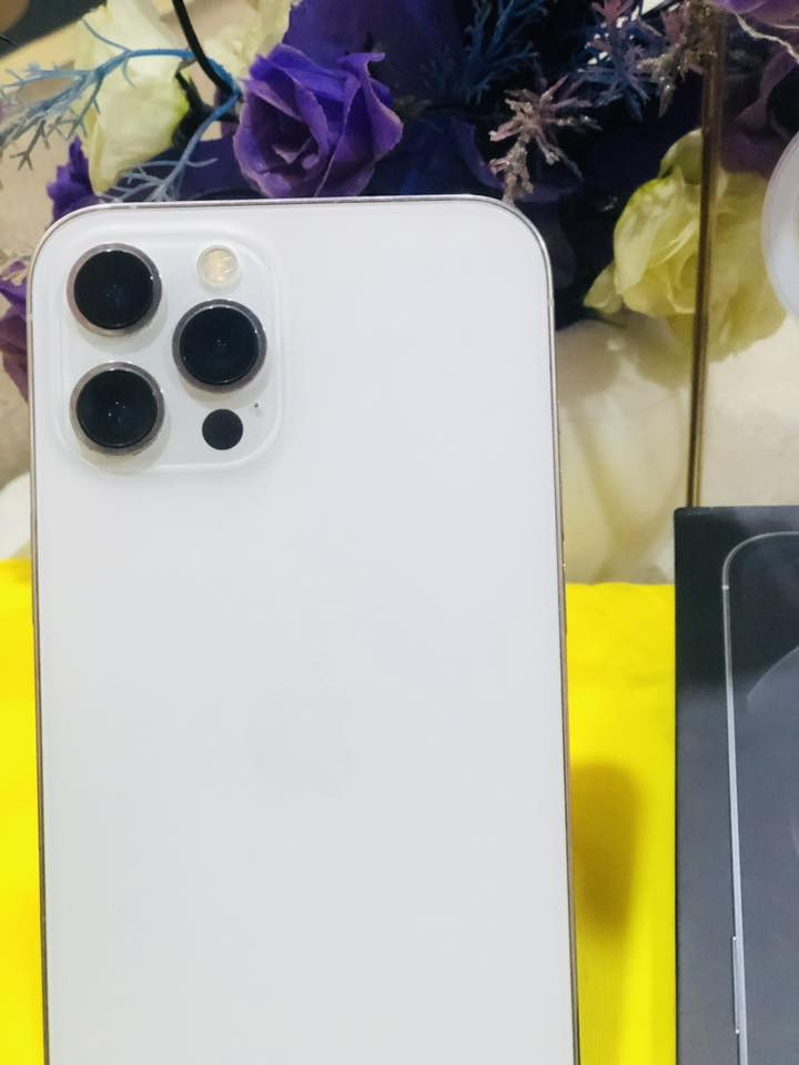 ايفون 12 برو ماكس لون ابيض ذاكرة 256 نموذج M  سيم كارت 1 حالة البطاريه 78 بلادية لا معلايه ولا مبدله الجهاز مكفول حته من الزلغ مال بيت كارتونه مطابق الجهاز مشترينه على أيدنه مو من واحد لواحد ملحقاته كارتون + كيبل + حافظة ماكسيڤ سعره 550 وبي مجال قليل
بصرة : ***********
