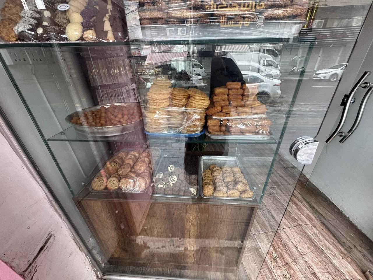 ميز او فاترينه حلويات الطول الكلي ٤ ونص متر مقطعه مترين بمترين بمتر وقاطع نص متر جام ثقيل ١٠ ملم معالج بالليزر استعمال شهرين فقط جديد مع ٧ رفوف ورف طويل ٣.٥ متر نفس اللون للعلم الشغل تركي عمل يد مو جاهز جداً ثقيل كلفني اكثر من مليون ونص فقط الميز و١٥٠ الرفوف السعر مليون وبي مجال عنواني بغداد العطيفيه ***********
