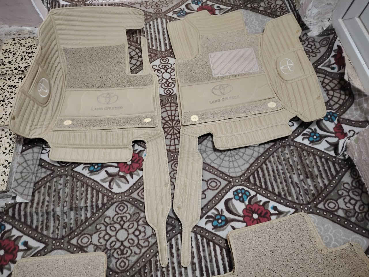 السلام عليكم للبيع ارضيات لاندكروزر من مديل ٢٠٠٨الئ ٢٠٢١ سيد علي ***********
