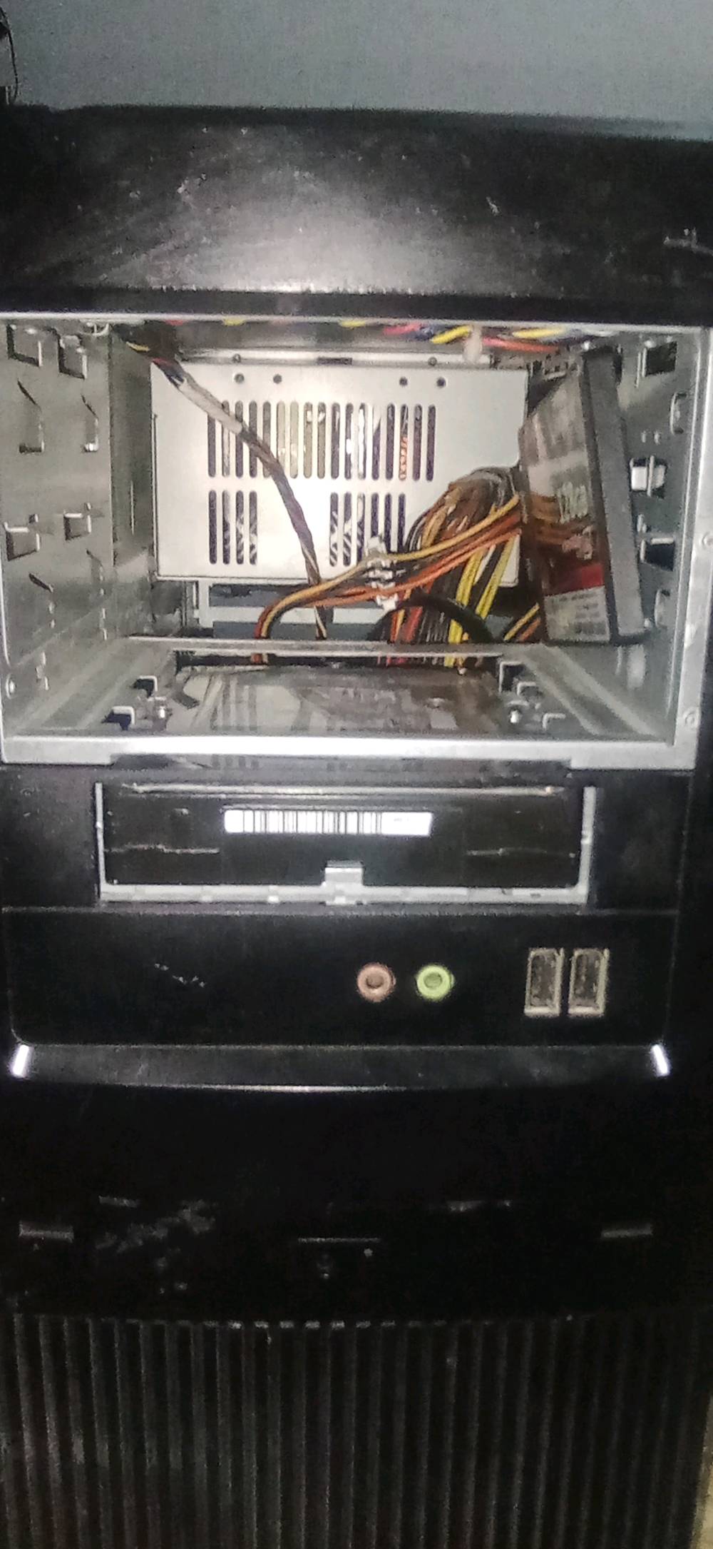 حاسبة مكتبية للبيع. تحتوي على معالج إنتل كور i5 بسرعة 3.30 غيغاهرتز وذاكرة عشوائية بحجم 10 غيغابايت، بالإضافة إلى قرص SSD بسعة 128 غيغابايت. نظام التشغيل المثبت هو ويندوز 10 برو. الحاسبة بحالة جيدة وتعمل بكفاءة عالية مناسبة للأعمال المكتبية والاستخدام اليومي.