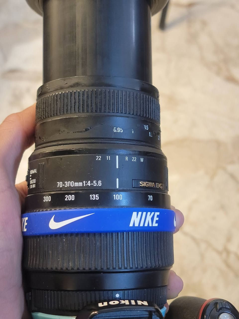 كاميرا نيكون D5100
للبيع 
عدسه 70\300 شغاله بيها ثگل بالتحكم 
عدسه 18\55
عنوان الرمادي زنكوره قرب المفرق 
*********** واتساب 
غير متواجد فيس بوك 
سعرها ٢٨٥ وبيها مجال حگ الجيه 
صورها حلوه الي يريد ادزله من تصويرها واتساب
