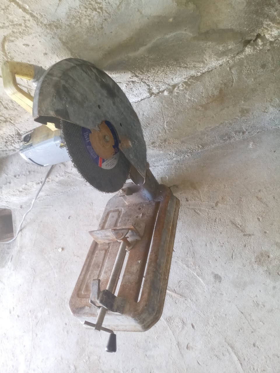 كتر حديد للبيع سعره 50 قضاء الشاميه حل عسكري الشرقي وهذا رقمي ***********
