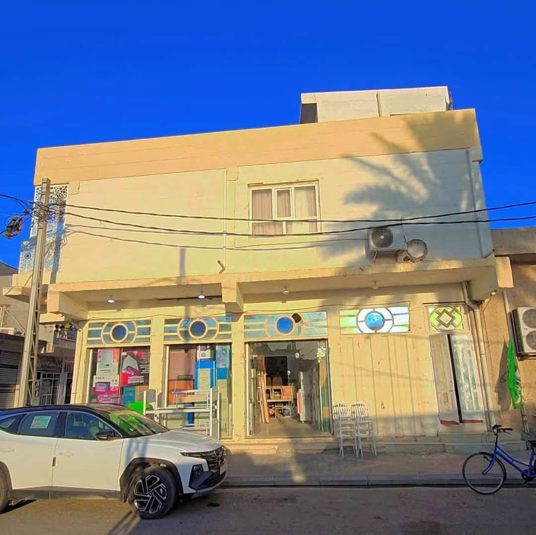 محلات تجارية ( عمارة طابقين ) طابو صرف 
في حي ( الجديدة )- (( سوق الزبيدية ))
بجانب (( عمارة حجي ياسين كريم ))

مساحة ١٥٠ م ((( ركن ))) - شارع بعرض ١٢ م 
بناء - طابوق - سقف صب كونكريت مسلح

طابق الأول :- 
يتكون من ٨ محلات مفتوحات ( قاعة كبيرة ))

طابق الثاني :- 
(( بيت كامل )) - ٢ غرف نوم - صالة - مطبخ - صحيات عدد ٢

مكان مميز جداً تجاري (( تحويل مباشر ))

للاستفسار مراجعة مكتب غازي للعقار   
واسط - الزبيدية - قرب أفران المائدة  *********** 
***********
