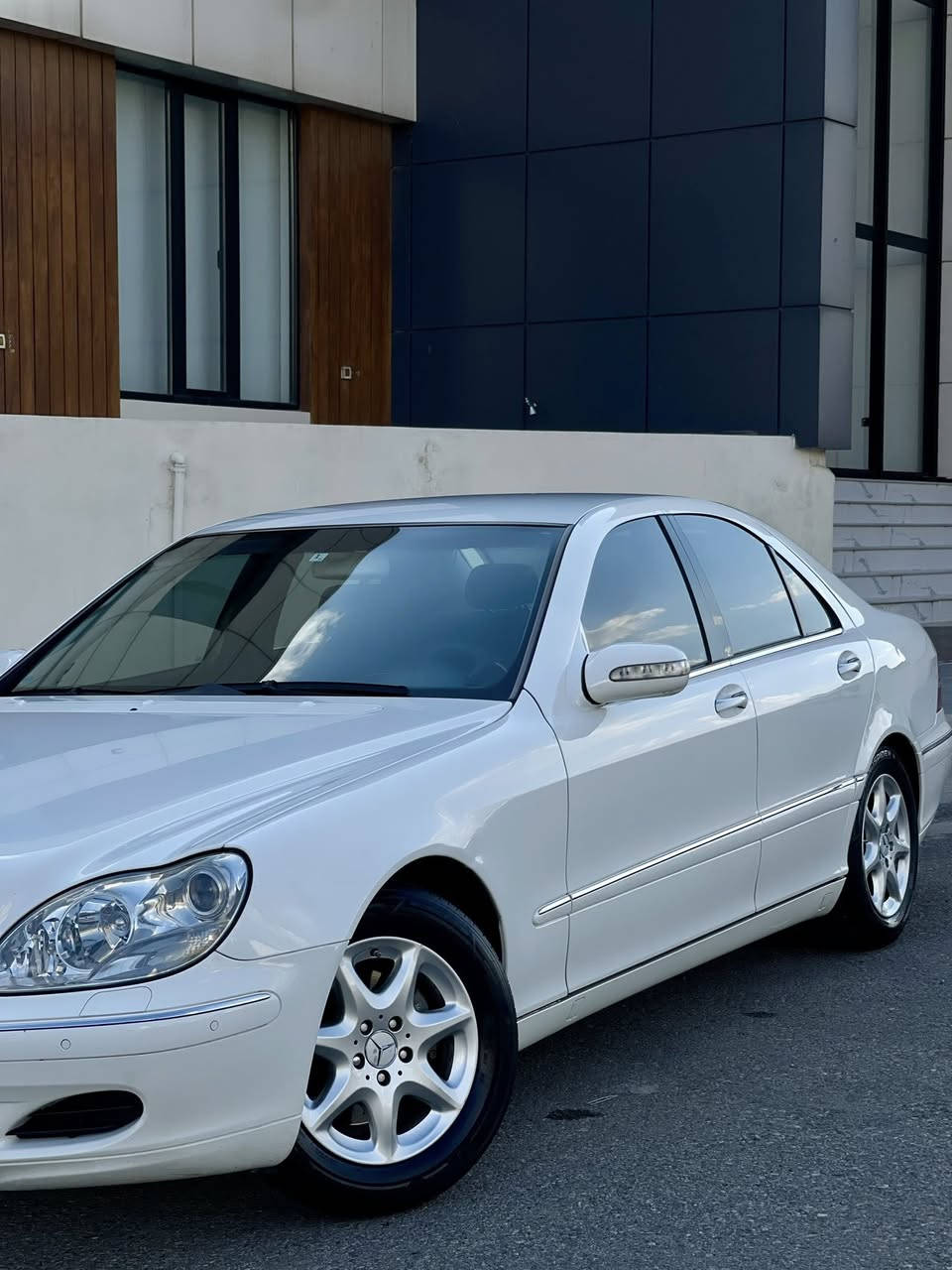 👑 بۆ فرۆشتن: مێرسیدس S350 (W220) مۆدێل 2004و ئۆتۆمبێلی توند.
تایبەتمەندی و مواسەفات:
 مەکینە: S350 (شەش پستۆن V6) زۆر بەهێز، بێ کێشە و بێدەنگ.
 دبڵەکان (Airmatic): دبڵی هەوایی بیلاد، بەشەرت، بە تەواوی ساغە، بەرز و نزم دەکات و بە ڕێکی کار دەکات.
 سوکان هیتەر (Steering Heater): سوکانی گەرمکەرەوە (مواسەفاتێکی دەگمەن و تایبەت).
 کوشنەکان: جلد، کارەبایی، لەگەڵ سیستەمی گەرمکەرەوە (هیتەر).
 جامەکان: دبل جام (Double Glass) بۆ باشترین عەزل و بێدەنگی ناو ژوورەوە.
 حاسە: حاسەی پێش و دوا بیلاد.
 تایە و ویل: چوار تایەی نوێ و ویلی زۆر جوانی لەسەرە.
حاڵەتی ئۆتۆمبێلەکە:
 مەکینە, گێڕ، تەبرید و کارەباییات بەشەرت و بێ ئەرز و دەرزی خەتا.
 ژێر و سەدری زۆر توندە، هیچ تەقە و ڕەقە و دەنگێکی تێدا نییە.
 ناوەوەی زۆر پاک ماوەتەوە و هەموو دوگمەکانی بە ڕێکی کار دەکەن.
 هەموو سێرڤسێکی بە ڕێکی بۆ کراوە و ئامادەی بەکارهێنانە (بێ مەسرەف).
⚠️ تێبینی یاسایی (ڕەقەم و سەنەوی):
سەیارەکە بڕیا  ٤٨ تەنها وەکالەتی بۆ دەکرێت و تەحویل ناکرێت.
📍 ناونیشان: سلێمانی
📞 بۆ زانیاری زیاتر و نرخ پەیوەندی بکە بە:/ ***********
