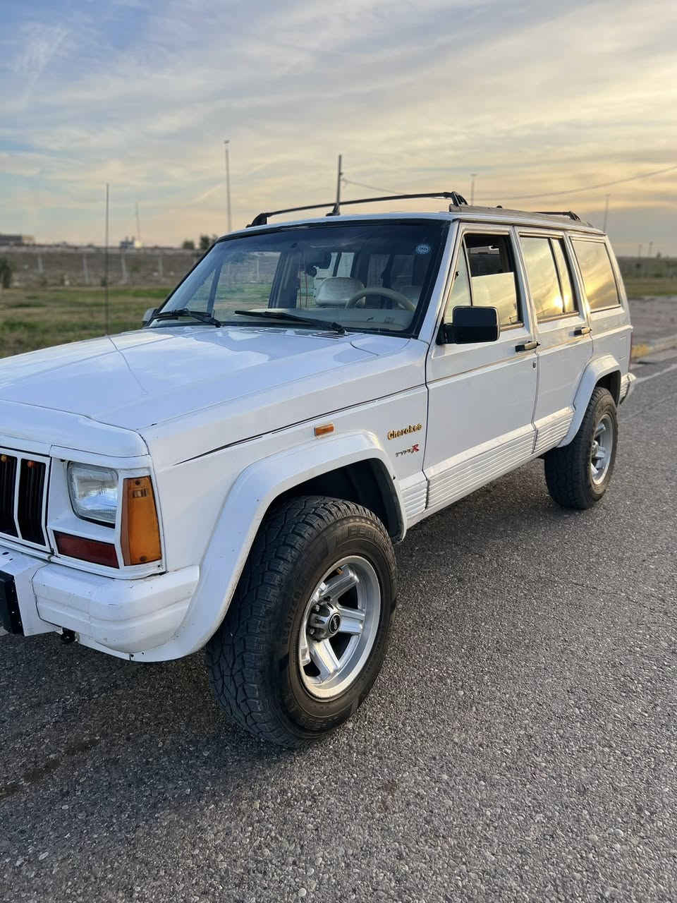 سلام العليكم
سياره جيب شيروكي موديل ١٩٩٢
نص جملغ صبغ باقي كله علي بلاد 
سياره حلوه و نضيف 
سنويه جديد 
بطاقه بنزين موجود
كير اوتو 
كير و محرك بلادي بالشرط
سياره جاهز مابي اي نقص
شرط تحويل 
سعر 54 بي مجال للطيبين

***********
***********
