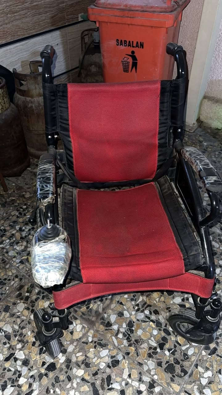 سلام عليكم كرسي متحرك للبيع جداً نضيف واستعماله مو هواي السعر 250 وبي مجال
الشراي يتصل وبي خير ويدلل ***********
