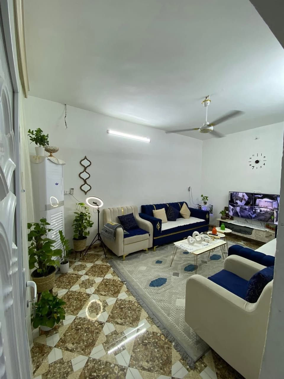 دار للبيع 100 متر طابقين معزول يصلح لعائلتين طابو ملك صرف في منطقة حي العسكري خلف التجاري قرب جامع الهجرة 
السعر : 88 مليون وبي مجال ( بي مجال ومعامله مباشر ويا صاحبه 
***********
