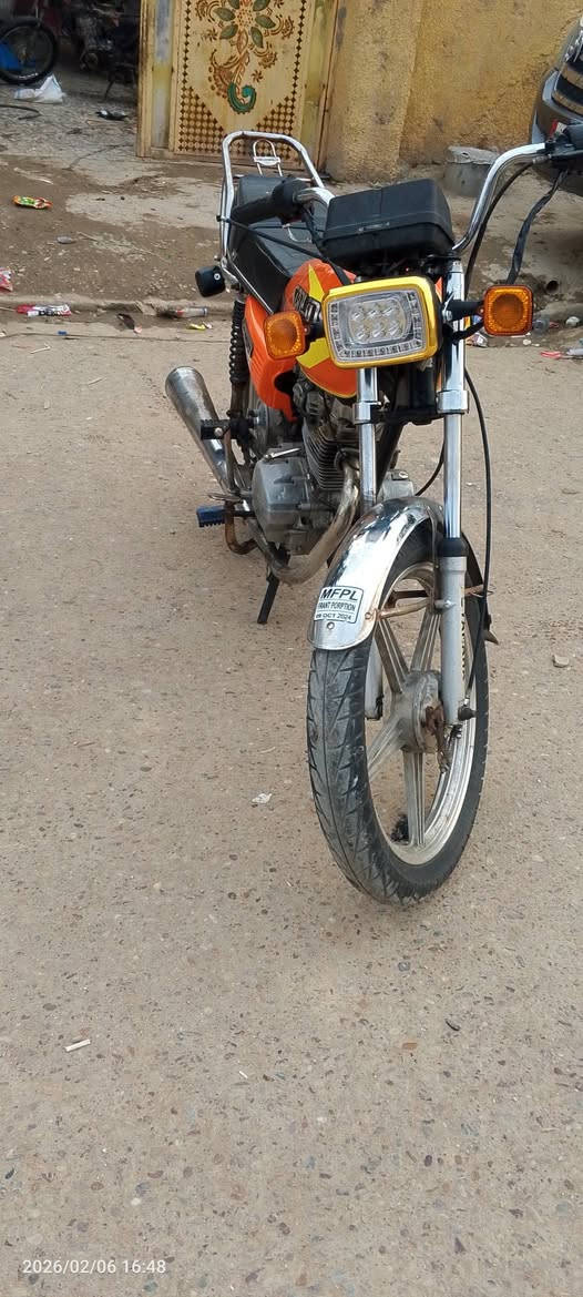 سلام عليكم دراجة سيفان  محرك نضيف  كهربيات كله شغاله سلف هندر   كله شغال  سعر 350وبيه مجال مكاني بغداد سبع قصور ***********
