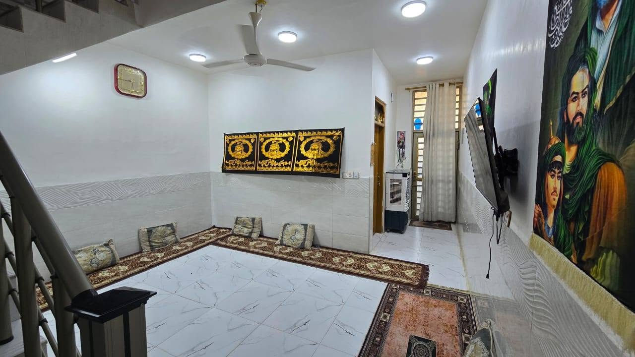 بيت للبيع المساحه ١٠٠ متر   طابق ونص  زراعي مقابل قريه الغدير عمود 253
للاستفسار الاتصال على رقم ***********
