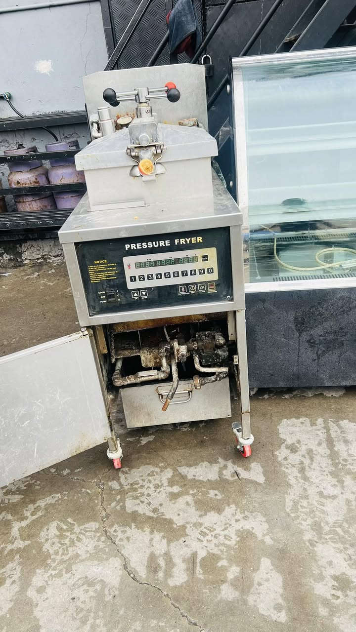 سلام عليكم غراض مطعم مستعملا للبيع
عارضات كيك العدد 2
كريل بركر منظدي 1
كدر كنتاكي 1
جهاز وافل 1
جهاز كريب 1
*********** اتصال
