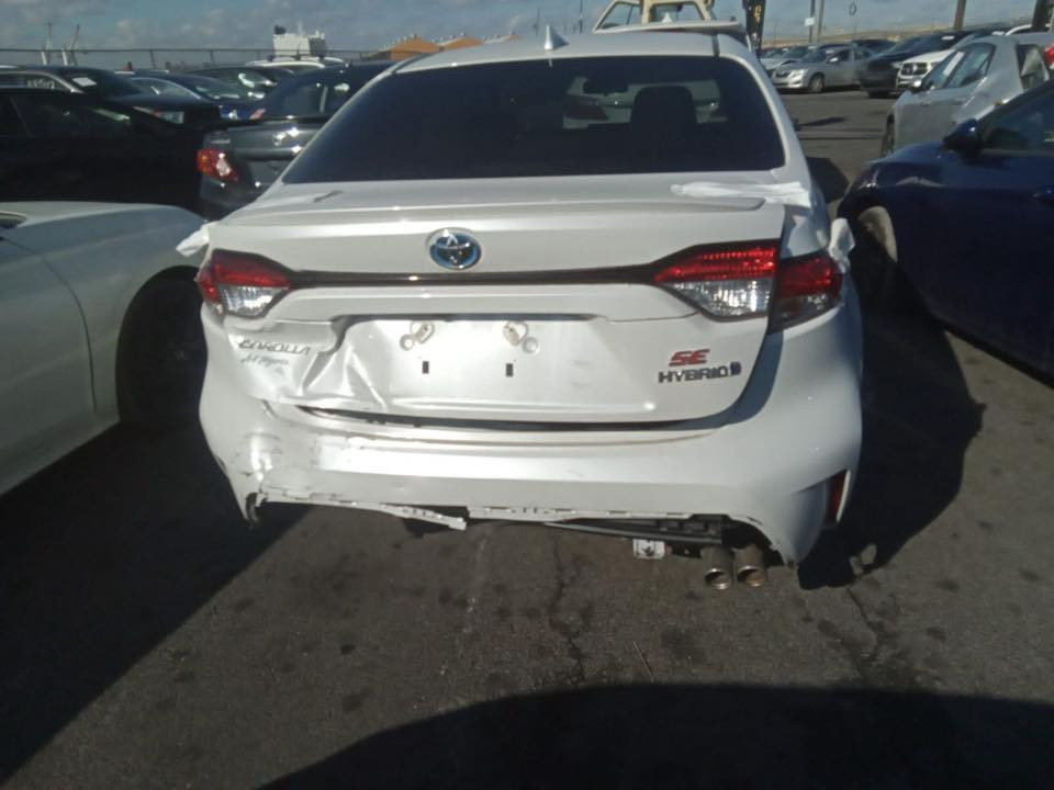 السلام عليكم.
كورلا هايبرد 2023 sport  se premium awd. امريكي فول موصفات 
اللون ابيض صدفي.
دفع رباعي. 
رادارات .
ويل اسود رياضي.
كشنات رياضي. داخل ابيض واسود.
ماشيه 50 الف كيلو (ماشيه ٧ الف هنا بس) دخول قبل سنه باسمي. 
الحادث موجود بالصوره  .
175 وبيها مجال . 
 واتساب *********** .
