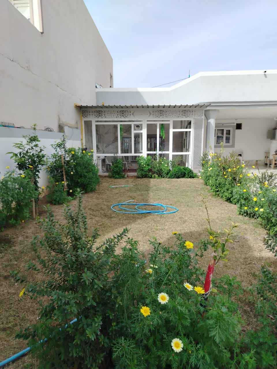 السلام عليكم بيت للبيع موقع امام عباس مساحة  ٣٣٠ متر بيهه معامله طابو البيت متكون من  ٢ غرفه نوم صاله واستقبال و مطبخ حار وبارد و صحيات داخلي وخارجي مع كراج و الحديقه جبيرة خير من الله للتواصل واستفسار *********** خناقين, ديالى
