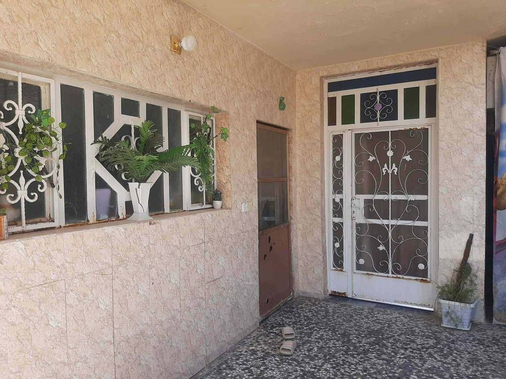 دار للبيـــــــــــع 
طابو صرف ركن على شارعين موقع مميز خدمات مجاري + تبليط  + خط مولد ليلي
 
مساحة الدار ٢٤٧ متر بالسند واقع حال ٢٦٠متر
الدار طابقين ارضية مرمر يحتوي الطابق الاول على غرفتين نوم + هول + مطبخ + استقبال + صحيات
كراج + حديقة 
الطابق الثاني غرفتين نوم + مطبخ + صحيات 

العنوان / البكرلي الاولى شارع ٢٠  
للتفاصيل اكثر الاتصال بالرقم ‪077-353-11176 حلة, بابل
