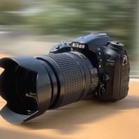 نيكون D7100 عدسة 18-140  نظافة 98%  ملحقات : حقيبة ، شاحنه ، حزام ، را...