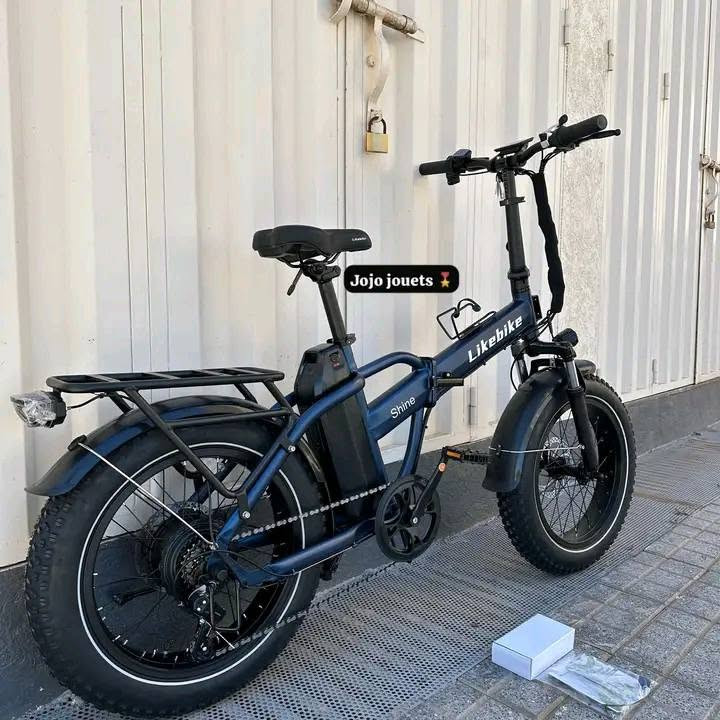 Vélo Électrique Likebike SHINE PRO Ebike 48V
✔️Moteur 500-750W Max. 
✔️Vitesse Max 40-54Km/h. 
✔️Batterie Lth 48V13Ah Haut Performance. 
✔️Autonomie mode électrique 40Km. 
✔️Autonomie mode assistance 100Km. 
✔️5 Niveaux de Vitesse. 
✔️Les freins Disque Hydraulique. 
✔️Démarrage avec NFC 🔑. 
✔️Vélo Pliable.  
✔️Guidon Réglable. 
✔️Siège Confortable et Réglable. 
✔️Porte Bagage. 
✔️Lumière Avant LED. 
✔️Feu Arrière RGB LED. 
✔️Clignotant Arrière LED. 
✔️ SHIMANO À 7 Vitesses. 
✔️ Écran LCD intelligent. 
✔️ Amortisseur avant. 
✔️Roues 20x4.00 Pouces. 
✔️ Vélo électrique Shine  PRO. 
✔️ Batterie longue durée. 
✔️Poids Max 150Kg. 
✔️Chargeur de batterie*1. 
✔️Outils d'assemblage*1. 
✔️Pédales *2. 
✔️Manuel de l'utilisateur *1. 

DISPONIBLE EN 3 COULEURS : BLEU 🔵 BLANC ⚪️ ROUGE 🔴
‎📦🚚التوصيل مجاني لجميع المدن مع الدفع عند الإستلام. 

‎💵


**إذا كنت صاحب هذا الإعلان وتريد حذفه لأي سبب، رجاءا أرسل رسالة إلى الدعم الفني**