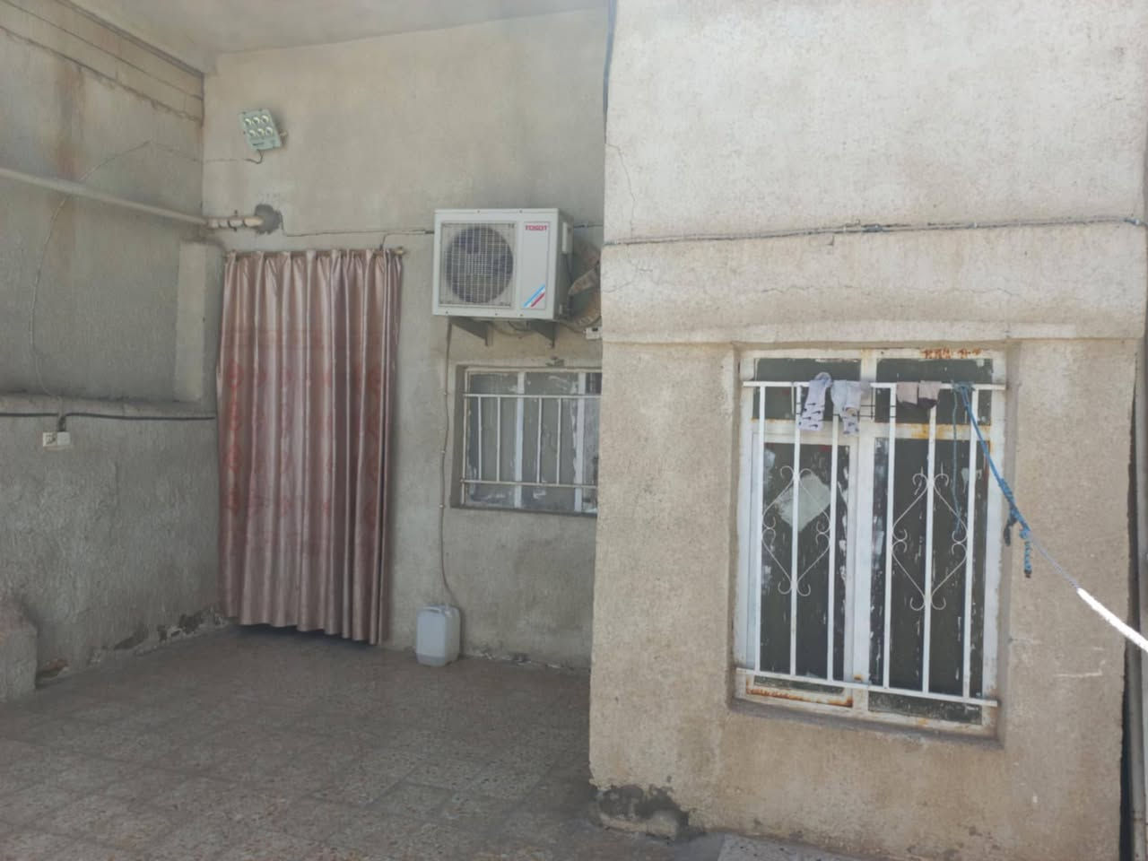 البيت البيع في ابو رمانه ٢٠٠متر خلف محمود الكعبي يقع على شارع ٢٠ومقابيل شارع ١٠بناء متوصط يتكون الطابق الارضي كامل وطابق ثاني غرفتين وصاله كبيره***********تواصل اتصال او واتساب
