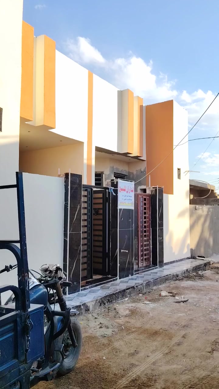 الدارين للبيع بناء جديد صب كونكريت بناء طابوك 
مساحه البيت 100متر البيت يتكون من غرفه وصاله ومطبخ   استقبال  مجمع صحي داخلي و خارجي  تسليم مفاتيح 
موقع ع شط شارع الصدرين
 
***********
***********
