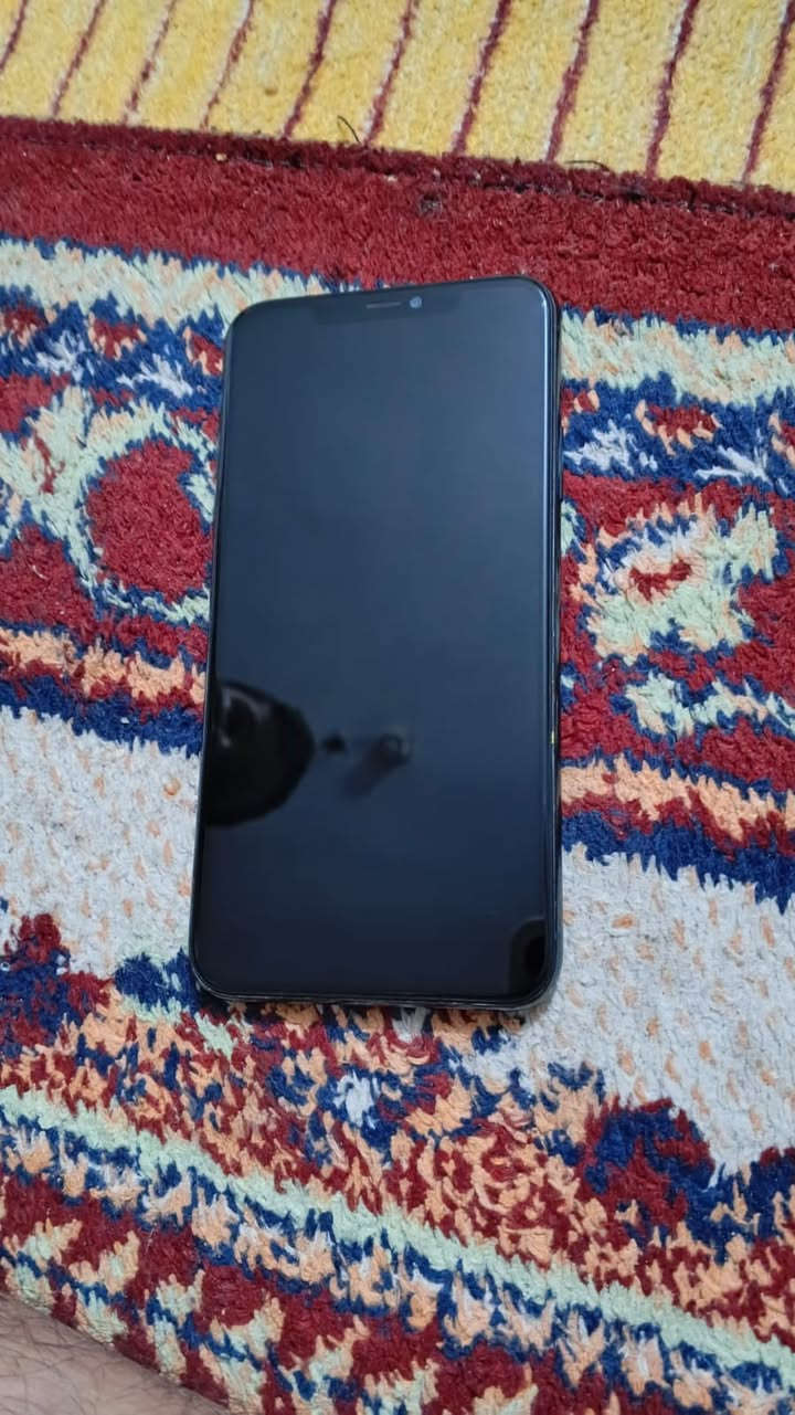 السلام عليكم ايفون 11 برو ماكس لون زيتوني جدا نضيف 
ذاكره 64 مامستبدل اي قطعه فقط اكر تراب بالكامره الاماميه السعر 300 وبي مجال مكاني بغداد كفاءات السيديه للاستفسار ***********
