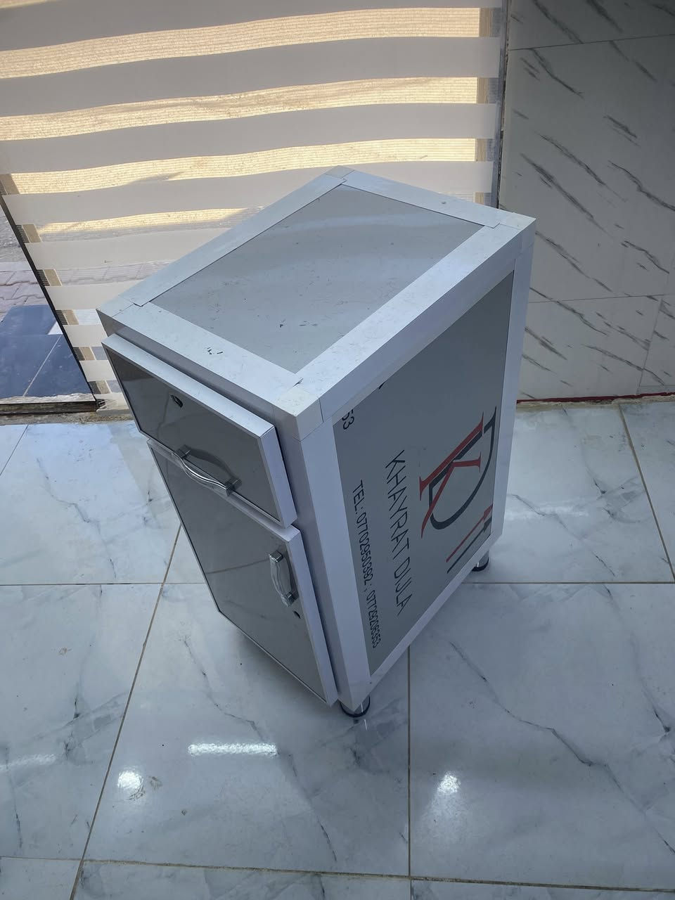 سلام عليكم ميز جديد لبيع بدون قفل
سعرة ٦٠ 
لاتصال ***********
